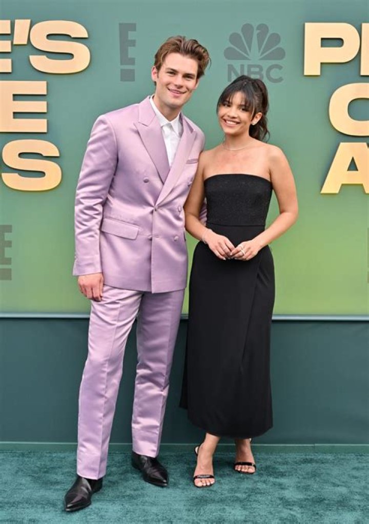Are Noah and Abigail together?