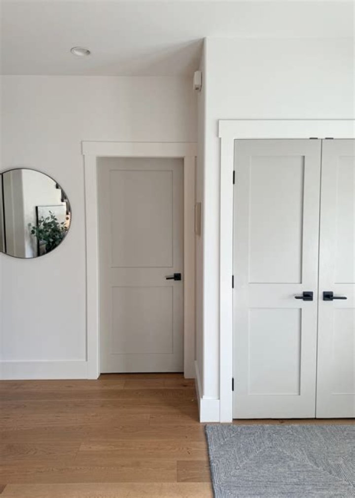 Should white walls and trim match?