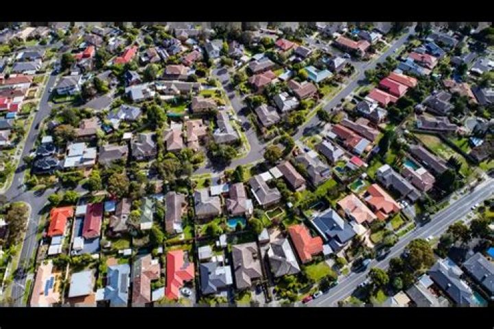 What is the poorest suburb in Melbourne?