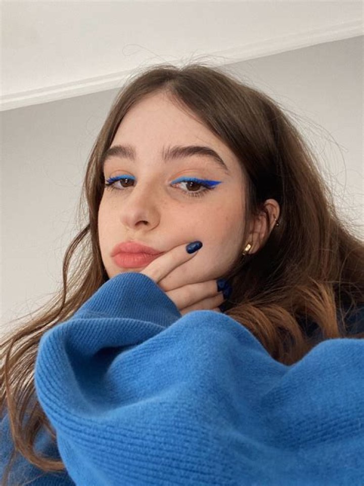 Why did Diana stop wearing blue eyeliner?